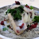 ŚLEDZIE Z CEBULKĄ, ŻURAWINĄ I NATKĄ PIETRUSZKI