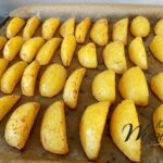 na zdjęciu widoczne są pieczone ziemniaki z blachy