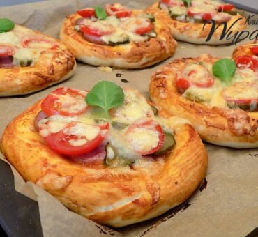 Mini pizze z kiełbasą i serem