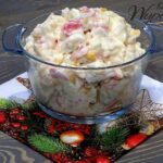 Sałatka z paluszkami surimi, kukurydzą i ananasem