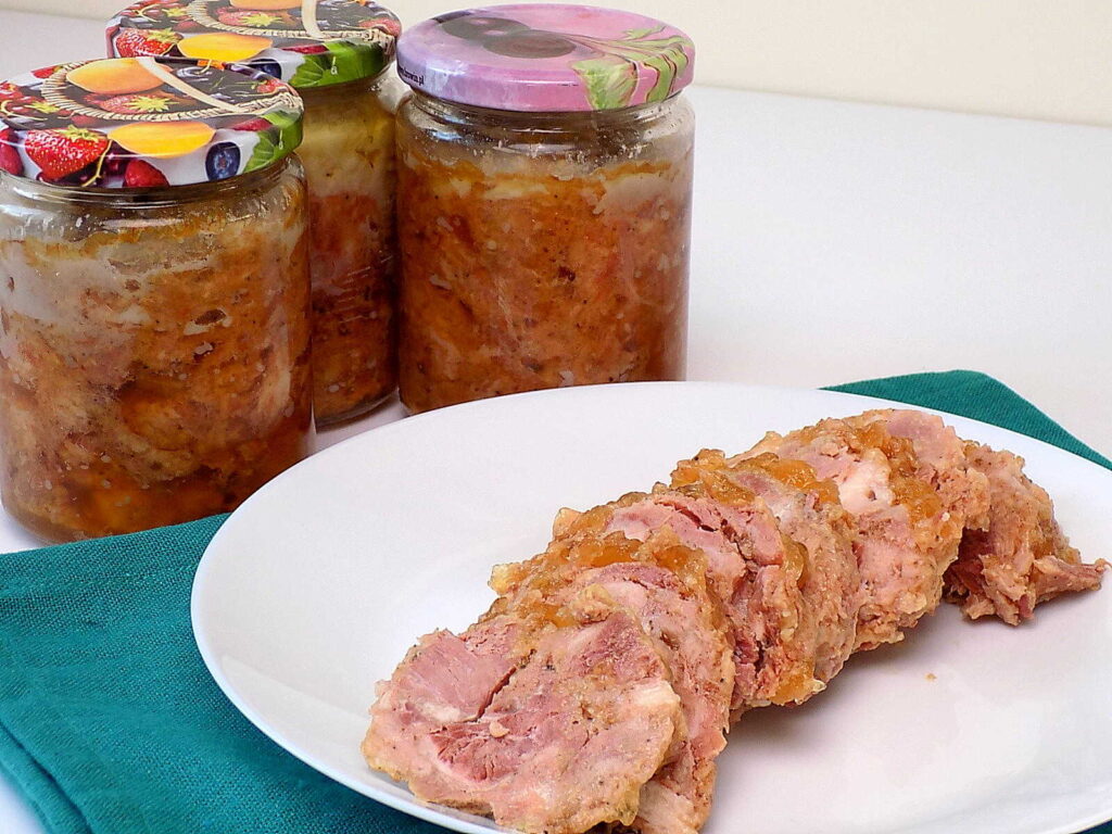 Pyszna i aromatyczna konserwa mięsna na kanapki, czyli wieprzowina z galaretką w słoiku