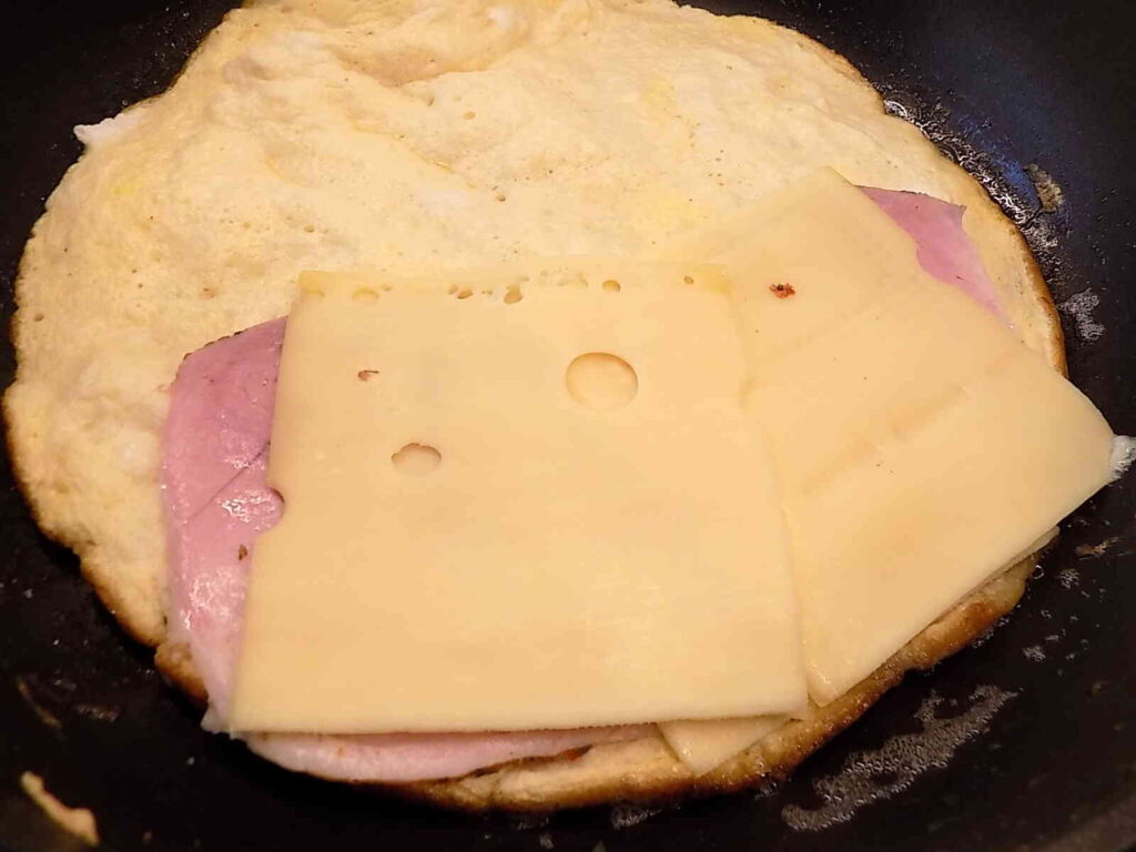 Omlet z szynką i serem