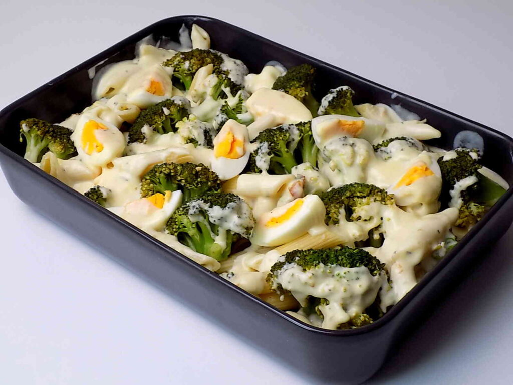 Zapiekanka makaronowa z brokułami i jajkiem