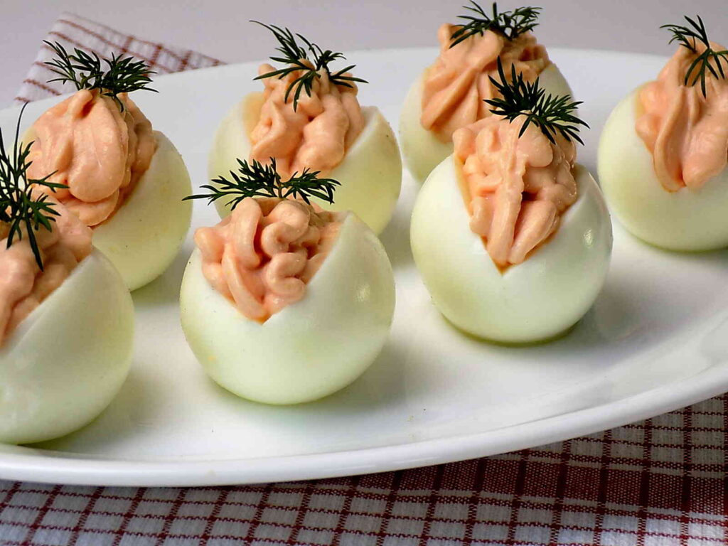 Jajka faszerowane pastą z łososia