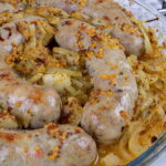 Biała kiełbasa pieczona z cebulą
