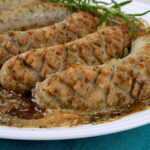 Biała kiełbasa pieczona w piwie