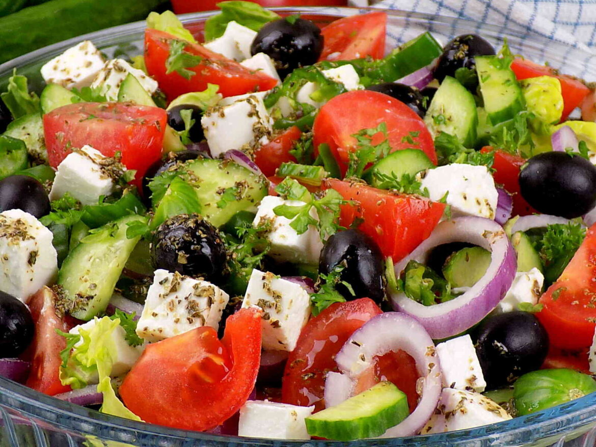 Настоящий греческий. Греческий с фетаксой. Греческий салат с фетаксой. Фетакса для греческого салата. Греческий салат в Греции.