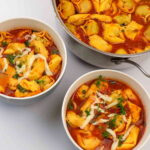 Zupa z tortellini ze szpinakiem