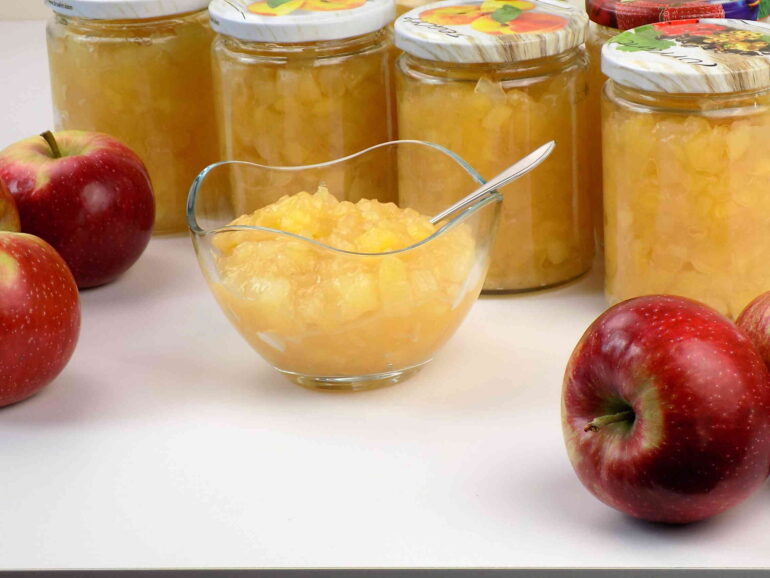 Zdjęcie przedstawiające jabłka prażone do słoików na zimę według przepisu kuchni na wypasie 
