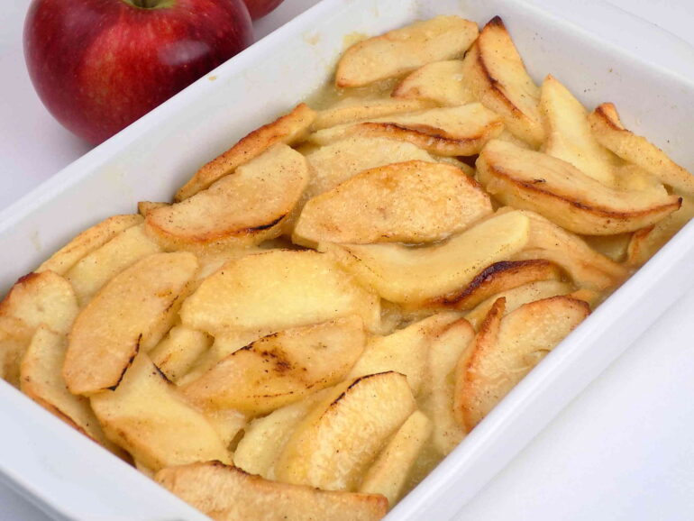 zdjęcie przedstawiające jabłka pieczone z cynamonem według przepisu https://kuchnianawypasie.pl/