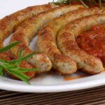 zdjęcie przedstawiające przepis na currywurst z bloga kulinarnego https://kuchnianawypasie.pl/