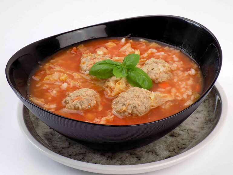 zupa gołąbkowa zdjęcie przedstawiające potrawę według przepisu https://kuchnianawypasie.pl/