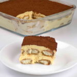 zdjęcie przedstawiające deser tiramisu według przepisu https://kuchnianawypasie.pl/