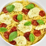 Makaron z pomidorami i mozzarellą